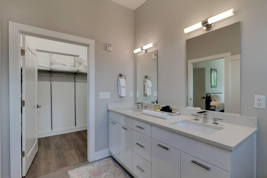 Apartment Spacious 2bd-close To Everything *