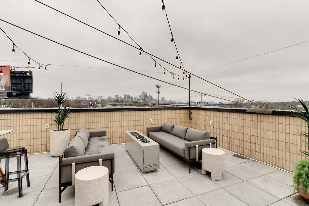 Top Floor Neo Suite, Walk To Broadway & Views *