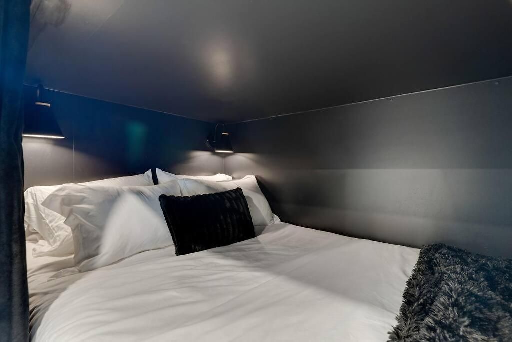 Top Floor Neo Suite, Walk To Broadway & Views Apartment