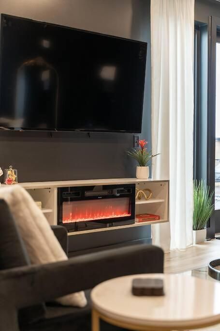 Top Floor Neo Suite, Walk To Broadway & Views Apartment