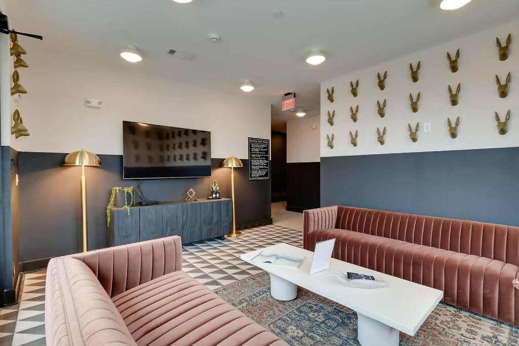 Top Floor Neo Suite, Walk To Broadway & Views Apartment *