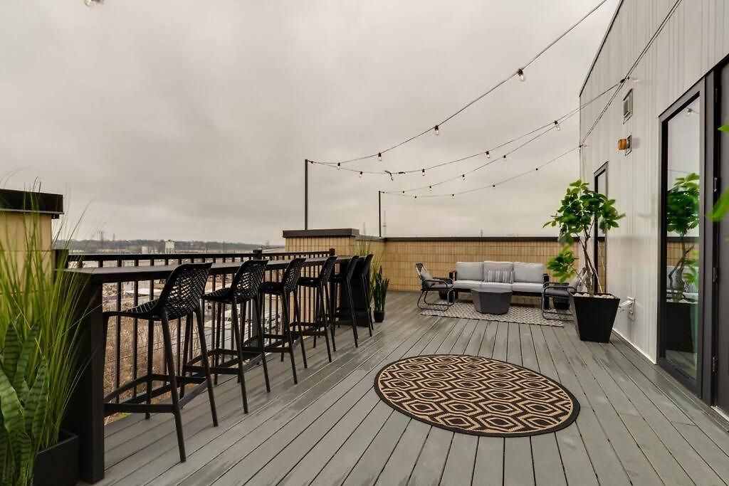 Top Floor Neo Suite, Walk To Broadway & Views *