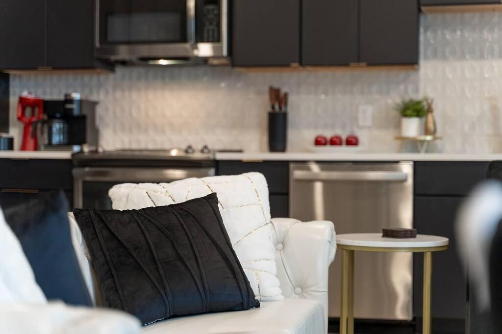Top Floor Neo Suite, Walk To Broadway & Views Apartment