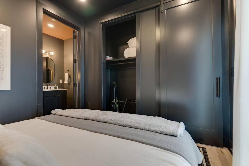 Top Floor Neo Suite, Walk To Broadway & Views Apartment