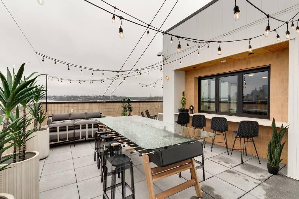 Top Floor Neo Suite, Walk To Broadway & Views Apartment