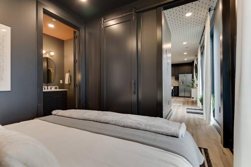 Apartment Top Floor Neo Suite, Walk To Broadway & Views *