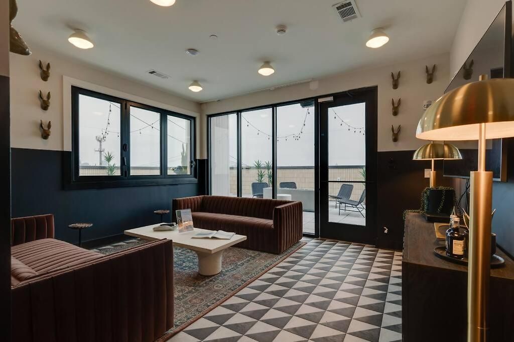 Top Floor Neo Suite, Walk To Broadway & Views Apartment *
