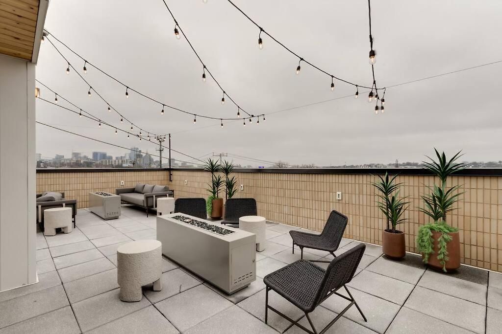 Top Floor Neo Suite, Walk To Broadway & Views Apartment