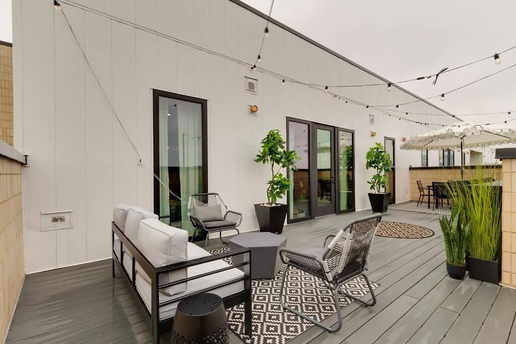 Top Floor Neo Suite, Walk To Broadway & Views Apartment