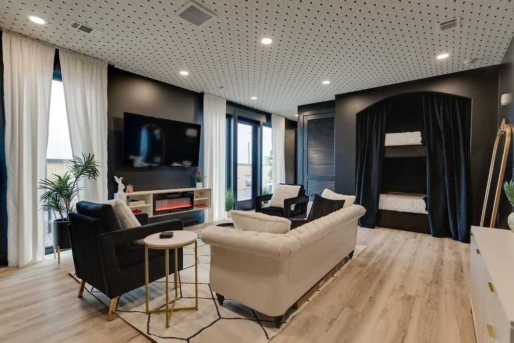 Top Floor Neo Suite, Walk To Broadway & Views Apartment *