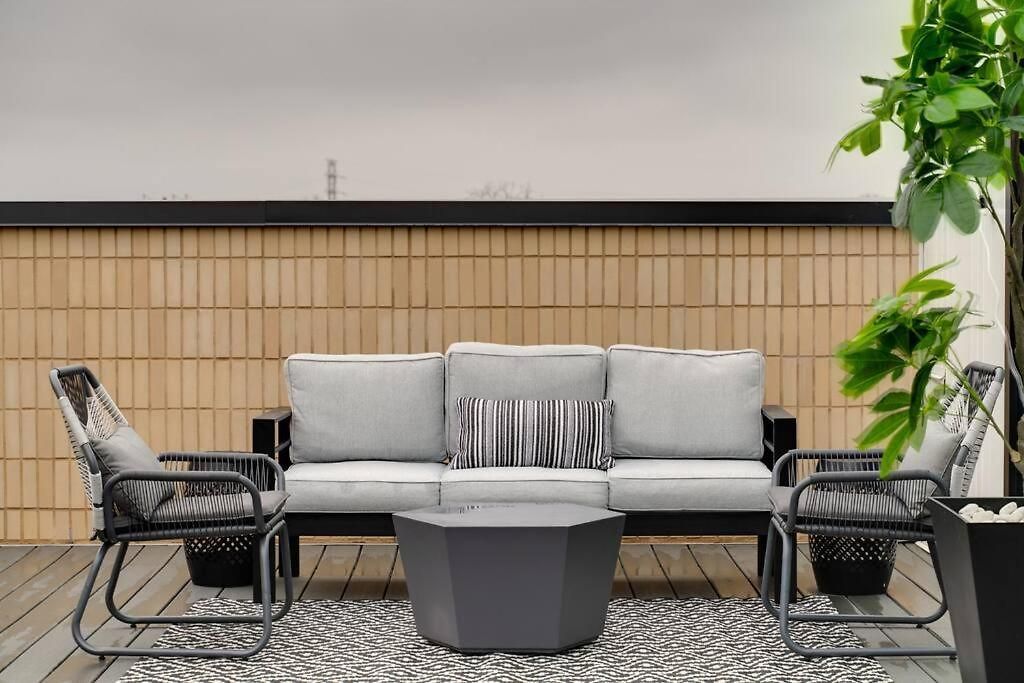 Top Floor Neo Suite, Walk To Broadway & Views