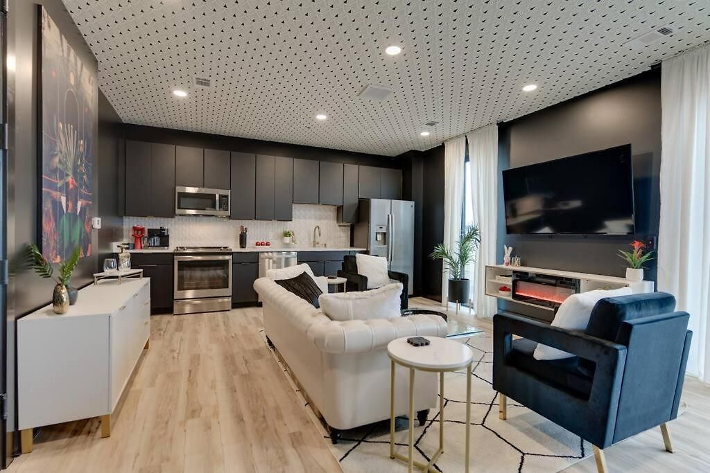 Top Floor Neo Suite, Walk To Broadway & Views Apartment *