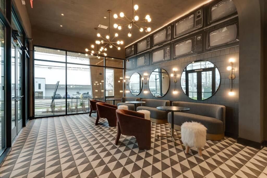 Top Floor Neo Suite, Walk To Broadway & Views *