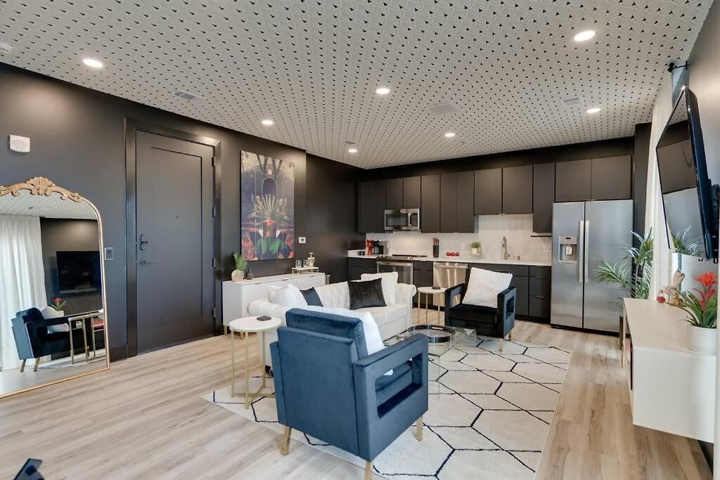 Top Floor Neo Suite, Walk To Broadway & Views Apartment *