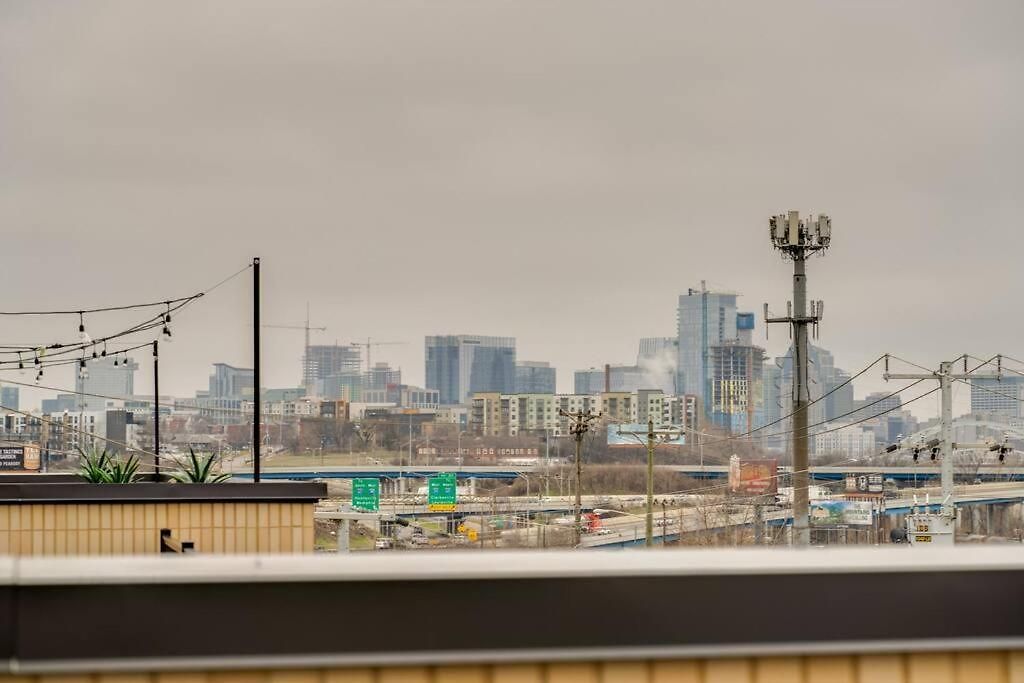 Top Floor Neo Suite, Walk To Broadway & Views Apartment