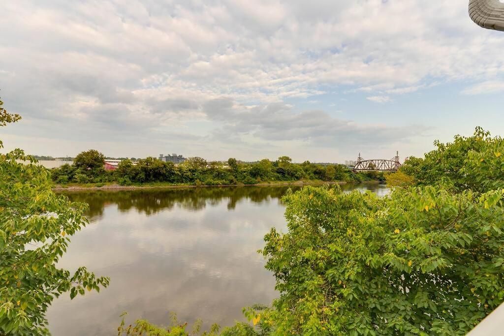 Splash & Explore Riverfront Near Broadway Apartment