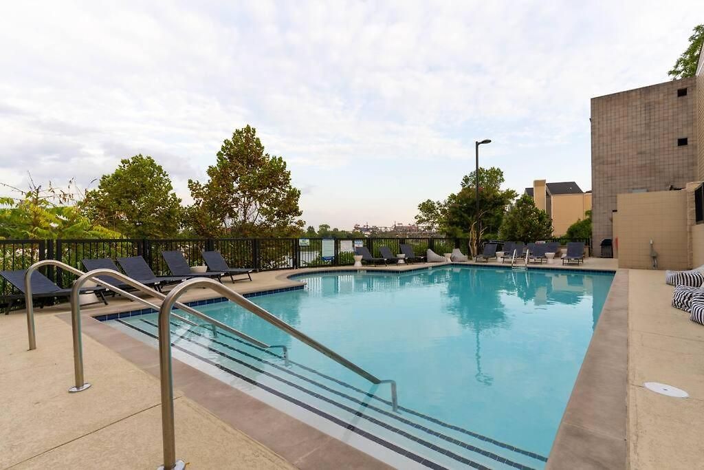 Apartment Splash & Explore Riverfront Near Broadway Nashville