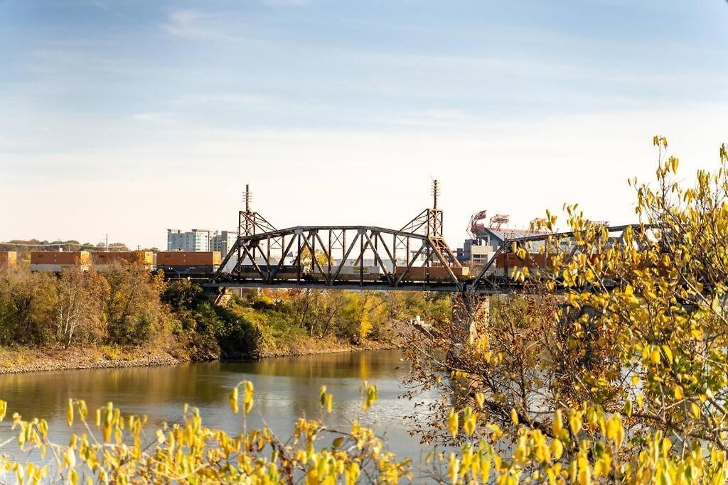 Splash & Explore Riverfront Near Broadway Apartment
