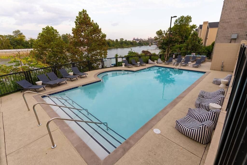 Splash & Explore Riverfront Near Broadway Apartment *