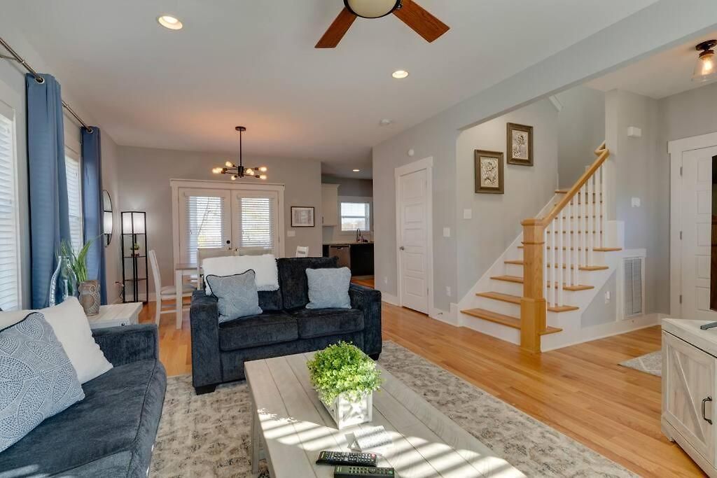 Holiday home 3 Bedroom Home- Huge Yard For Pets 4 Miles To Broadway Nashville
