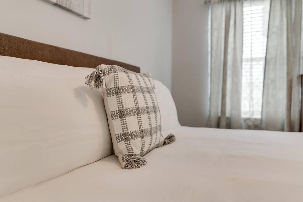 Lovely 2 Bdr With Balcony 2m To Broadway Apartment