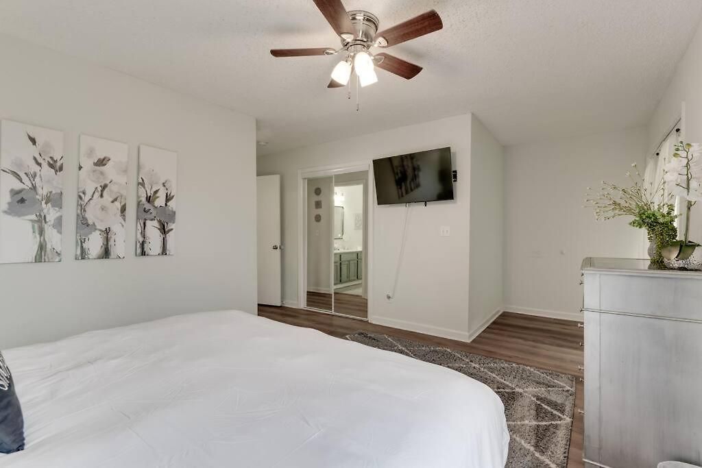 Beautiful 3 Bedroom- Free Parking 2m To Broadway Apartment