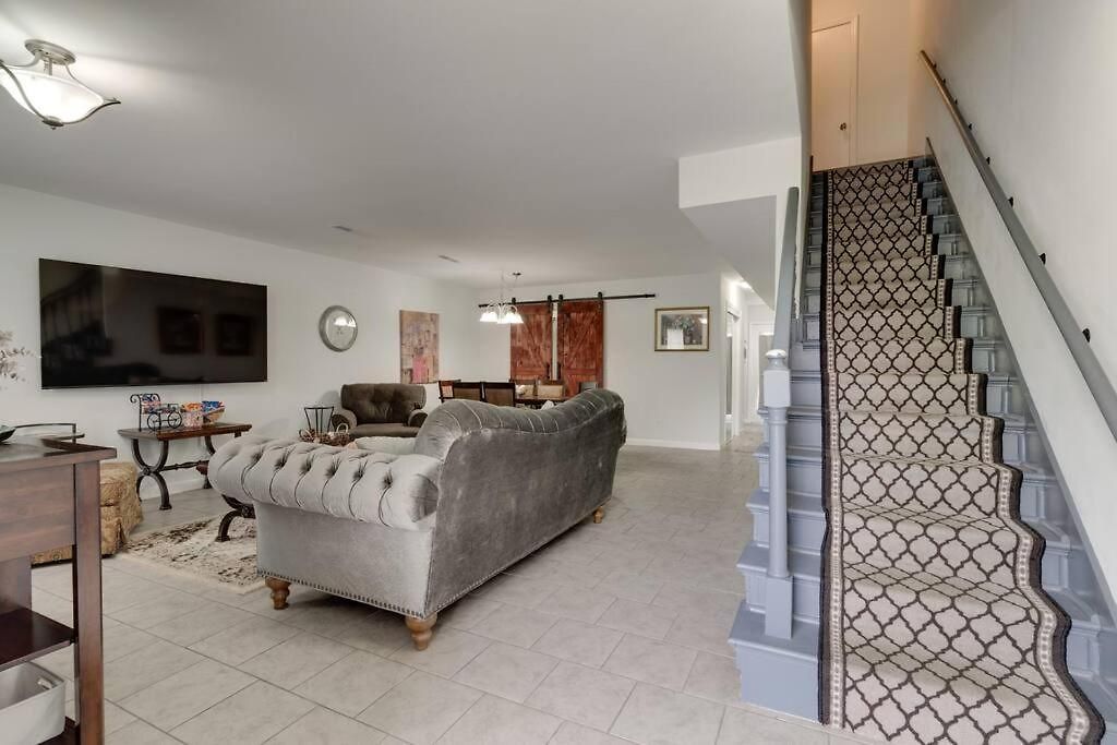 Beautiful 3 Bedroom- Free Parking 2m To Broadway Apartment