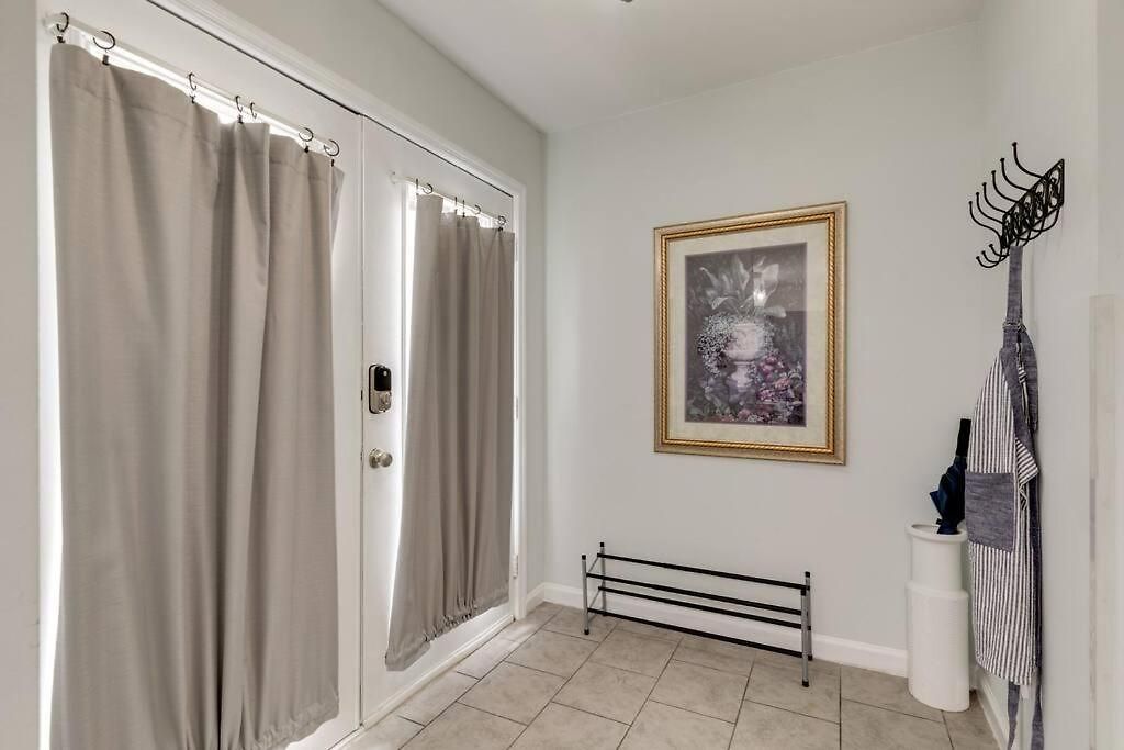 Beautiful 3 Bedroom- Free Parking 2m To Broadway Apartment *