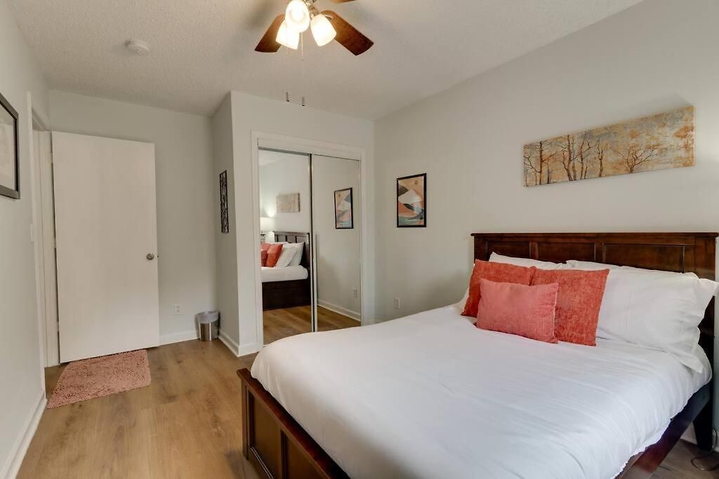Beautiful 3 Bedroom- Free Parking 2m To Broadway Apartment Nashville