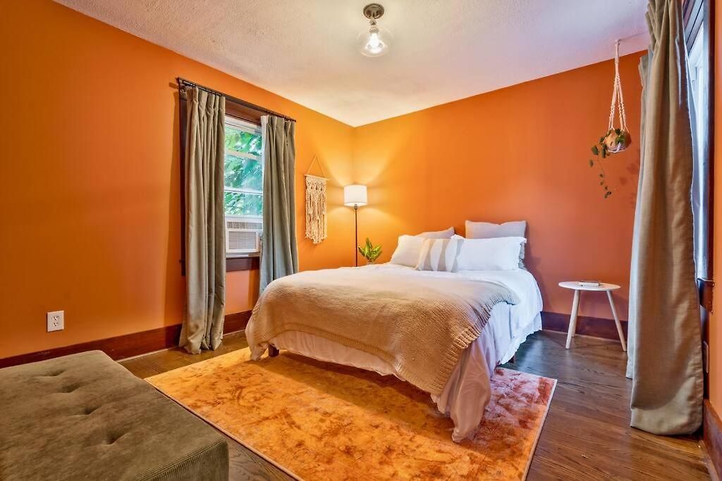 Bright In Hip East Walk To 5 Points - Only 2 Miles To Downtown *