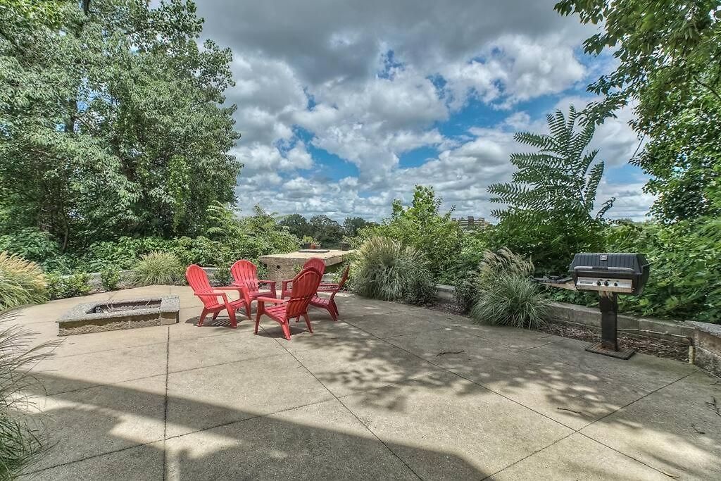 Vibrant Riverfront 2bd With A Pool *
