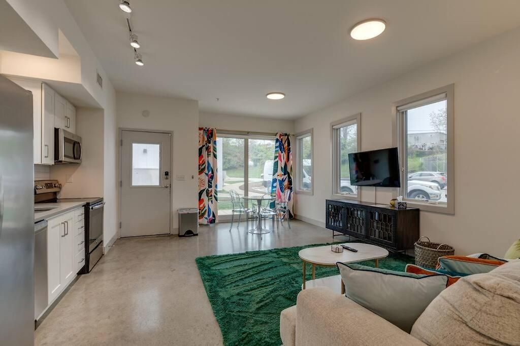 Urban Oasis Spacious King Bed Free Parking