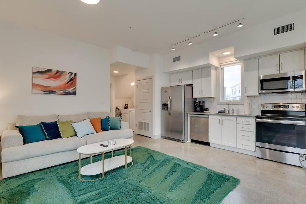 Urban Oasis Spacious King Bed Free Parking Apartment