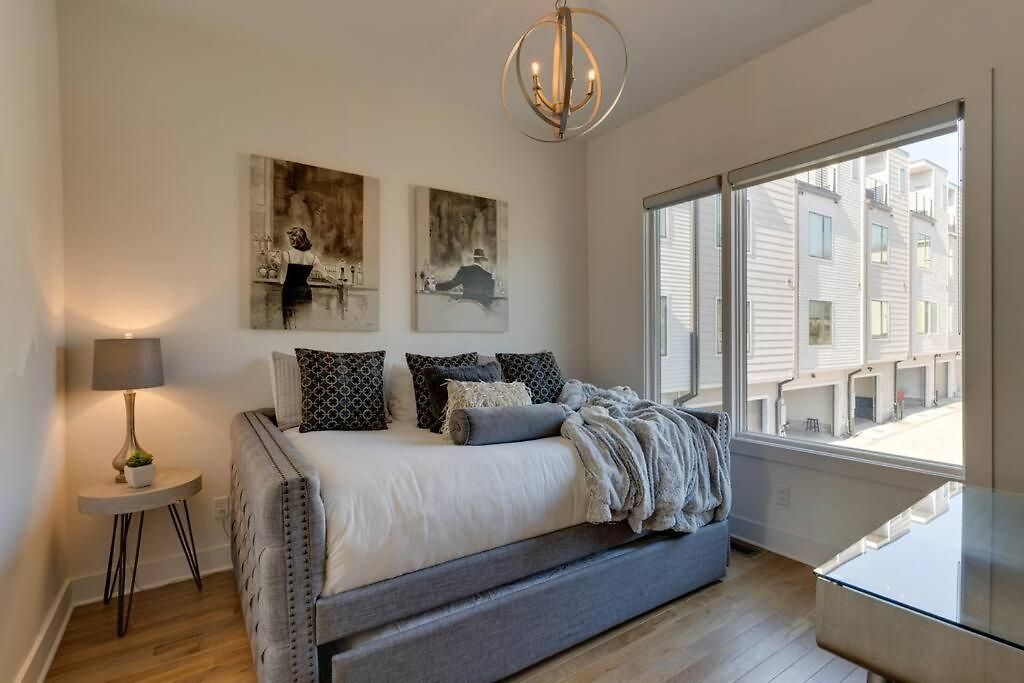 Renovated Pink Palace, Walkable Location Nashville