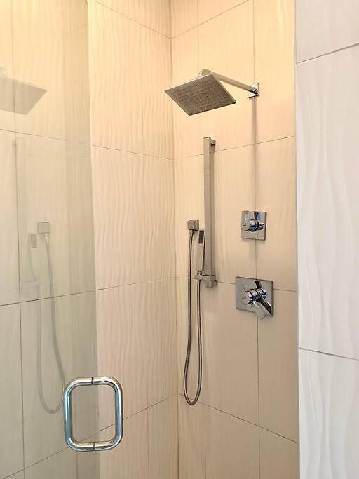 Renovated Pink Palace, Walkable Location Holiday home