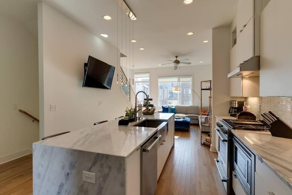 Renovated Pink Palace, Walkable Location *
