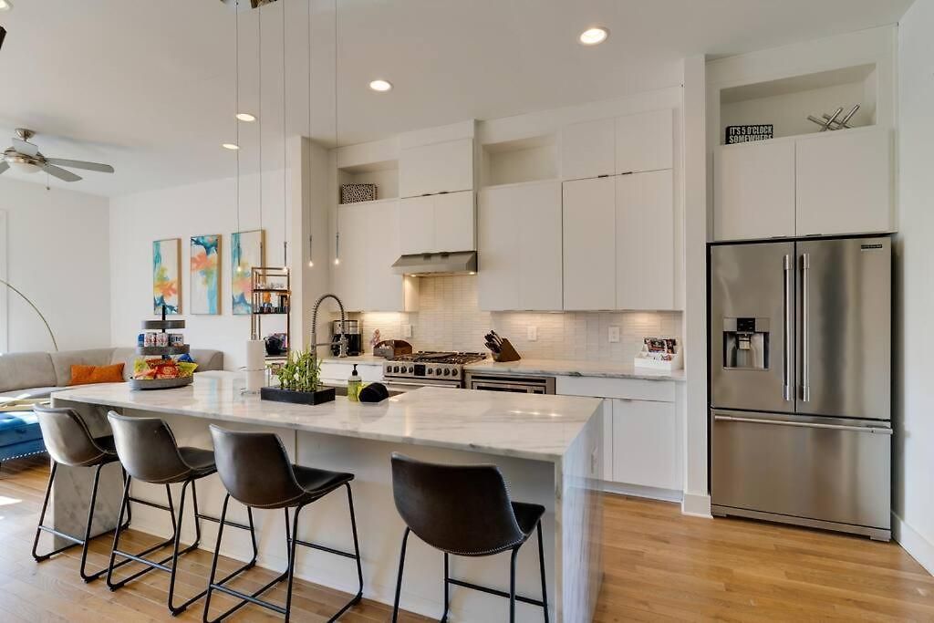 Renovated Pink Palace, Walkable Location Holiday home