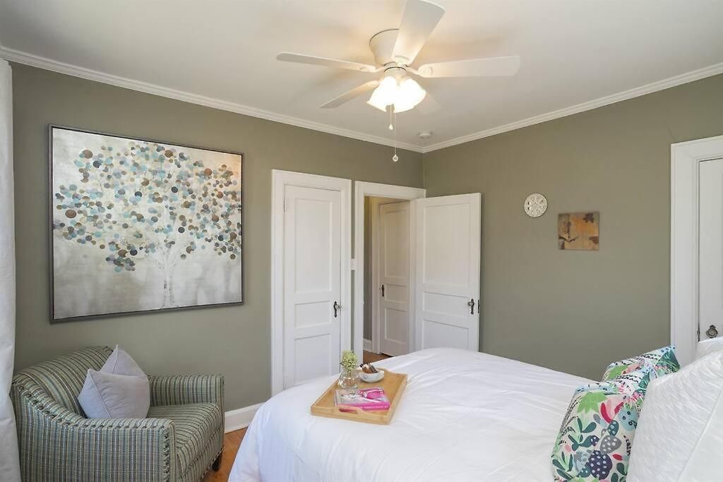 Golf Views, Porch Vibes, 3mi To Broadway! Holiday home Nashville