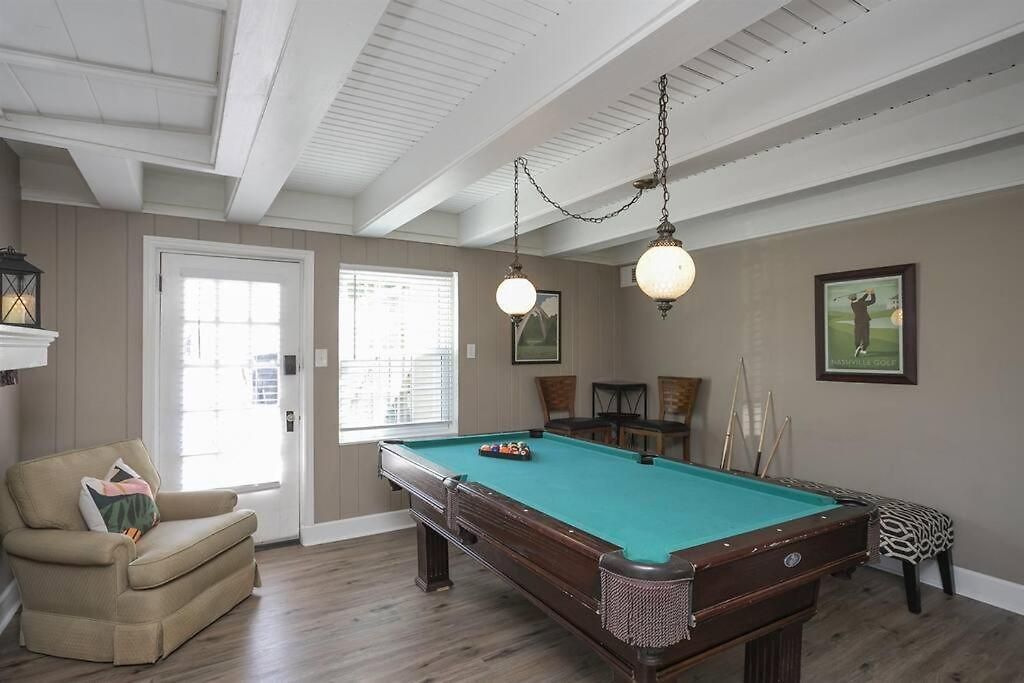 Golf Views, Porch Vibes, 3mi To Broadway! Holiday home
