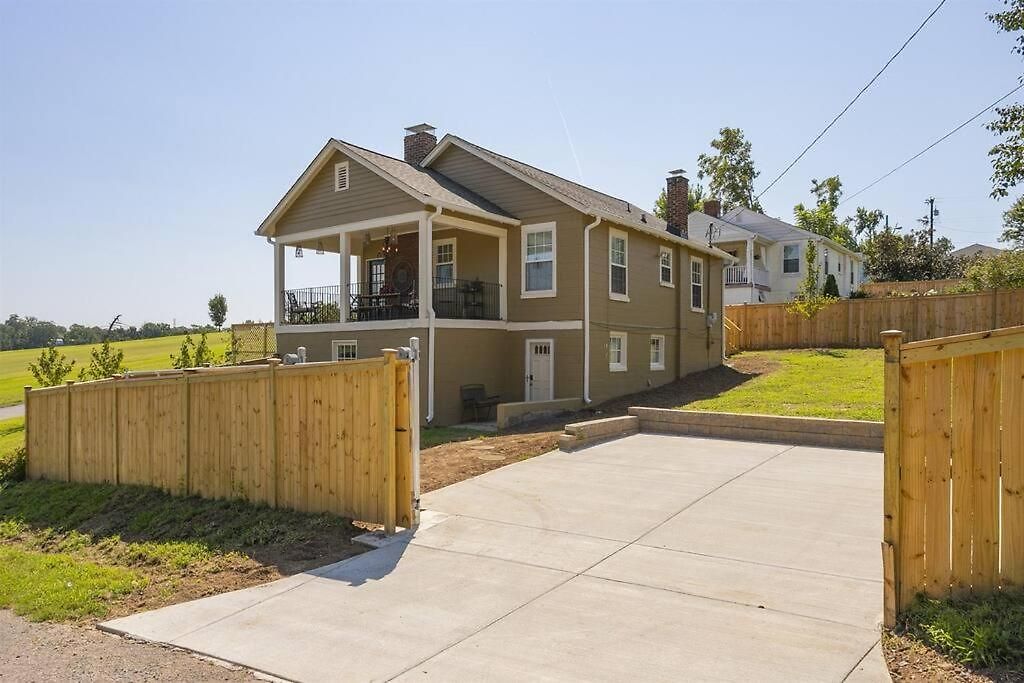 Holiday home Golf Views, Porch Vibes, 3mi To Broadway! Nashville