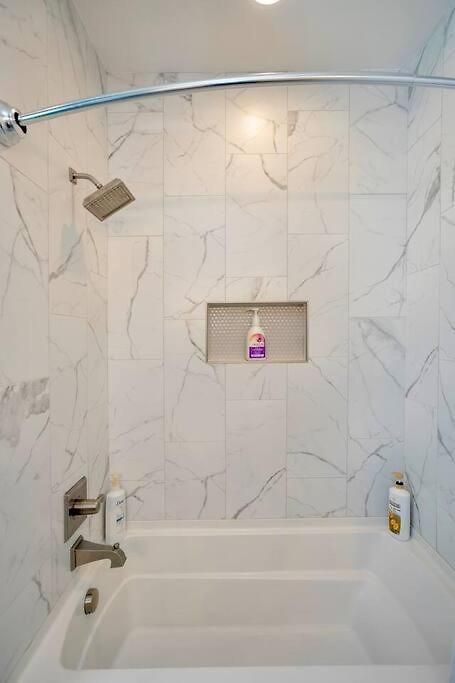 Holiday home Views, Under 2mi Broadway, Gated Parking *