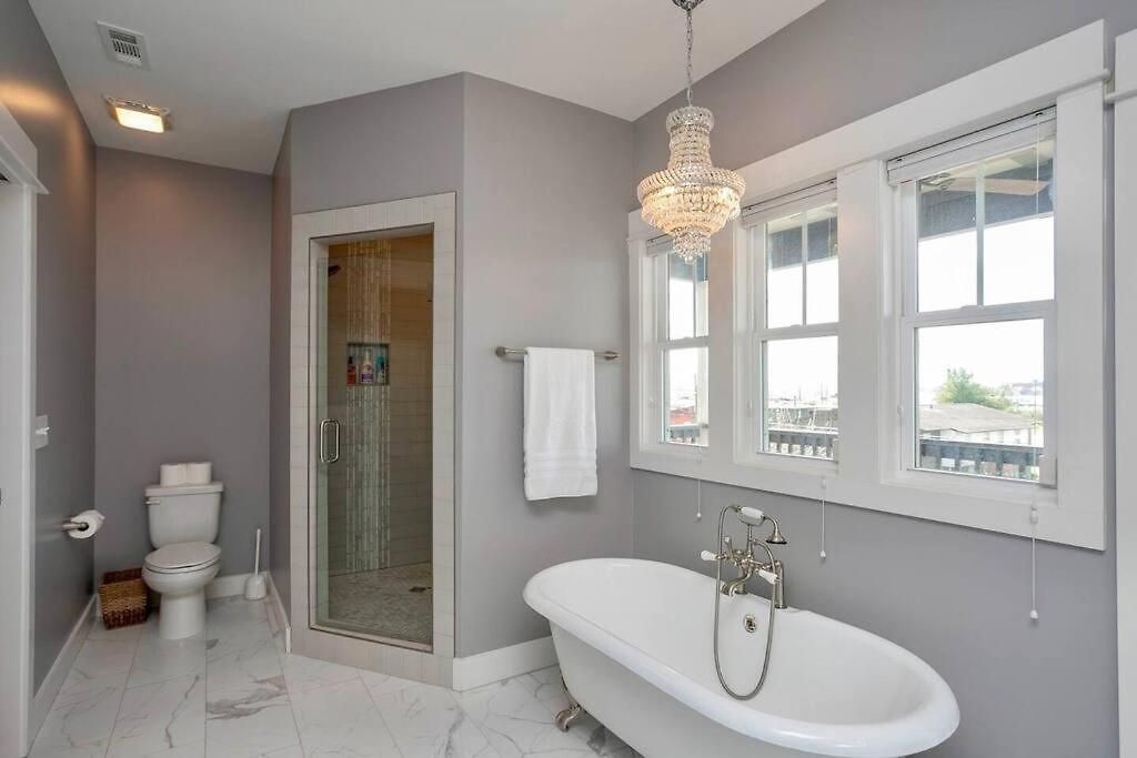 Holiday home Views, Under 2mi Broadway, Gated Parking