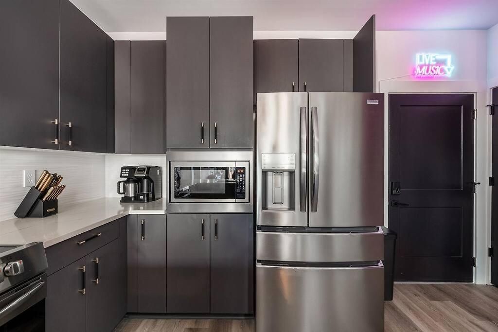 Apartment 2 Side By Side Units, The Honky Tonk Party Pads, Parking Gym Pool *