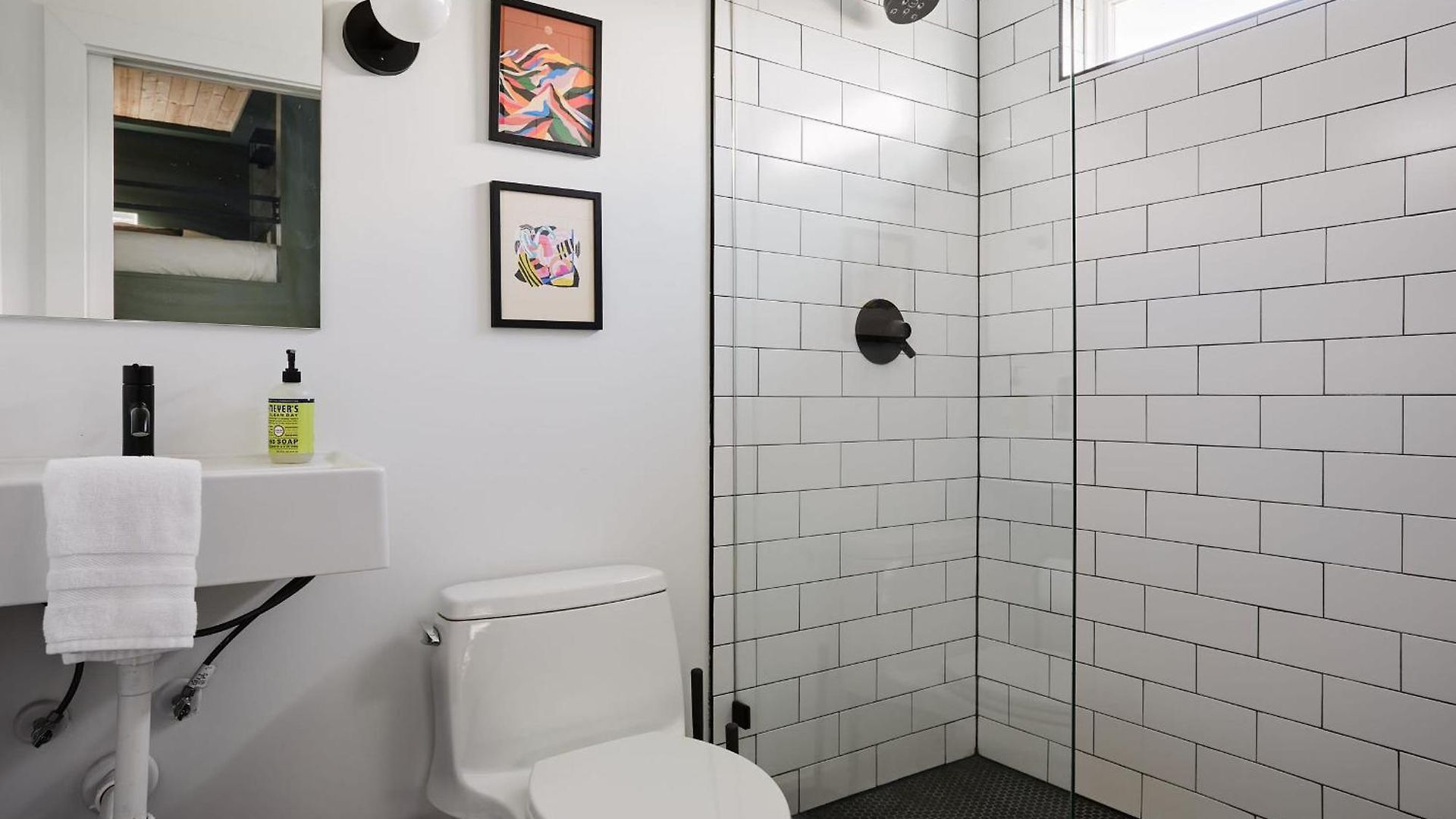 6 Bed With En Baths, Host Up To 20, Rooftops, Parking, Gourmet Kitchens, Cozy Living Spaces, Skyline Views & Fire Table, Near Downtown, Distilleries & Marathon Village, High-speed Wi-fi, 24hr Hospitality Holiday home