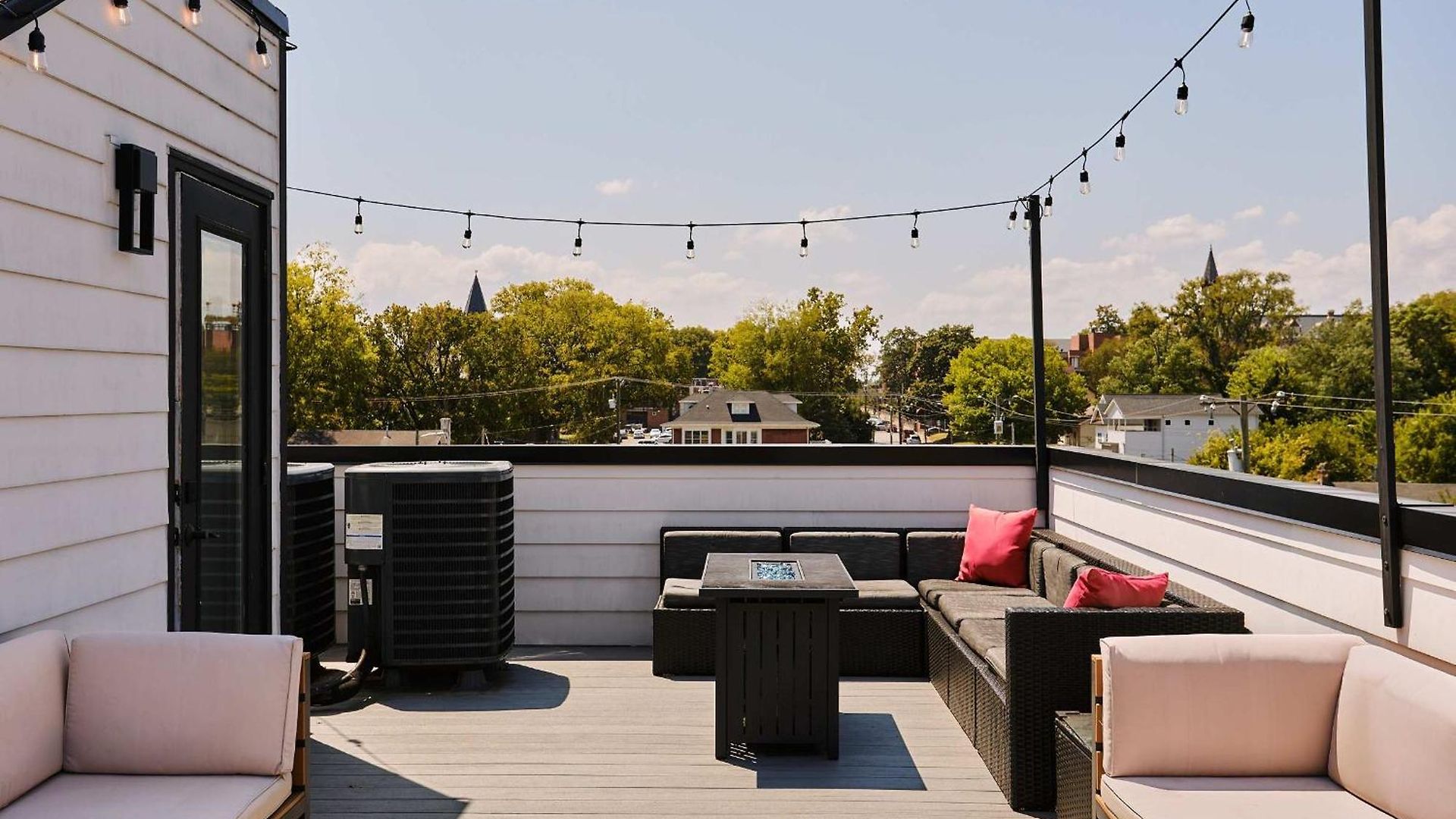 6 Bed With En Baths, Host Up To 20, Rooftops, Parking, Gourmet Kitchens, Cozy Living Spaces, Skyline Views & Fire Table, Near Downtown, Distilleries & Marathon Village, High-speed Wi-fi, 24hr Hospitality Holiday home *