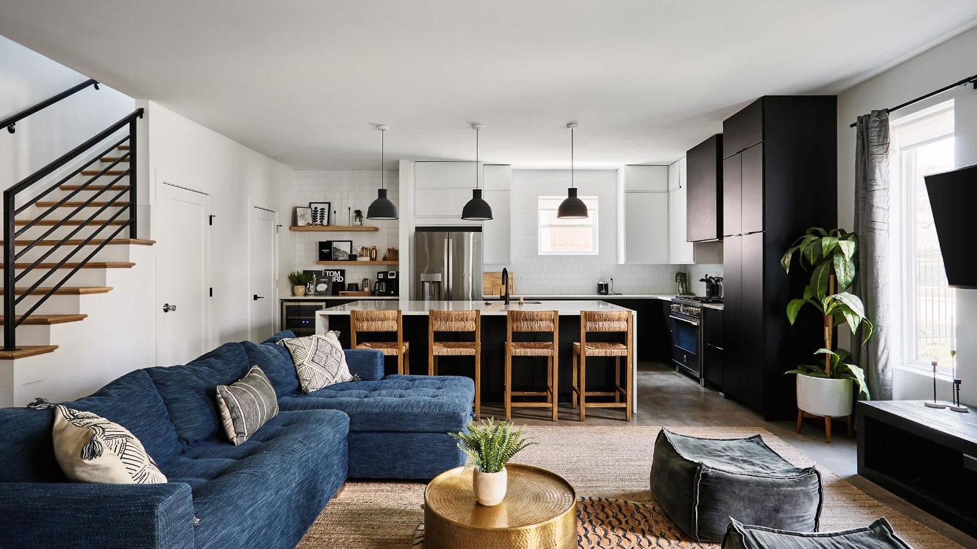 6 Bed With En Baths, Host Up To 20, Rooftops, Parking, Gourmet Kitchens, Cozy Living Spaces, Skyline Views & Fire Table, Near Downtown, Distilleries & Marathon Village, High-speed Wi-fi, 24hr Hospitality *