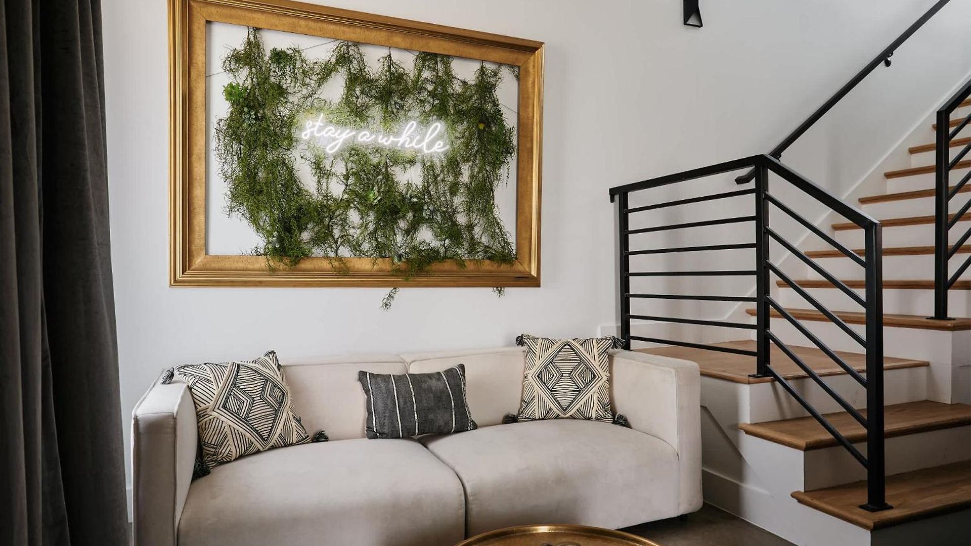 Holiday home 6 Bed With En Baths, Host Up To 20, Rooftops, Parking, Gourmet Kitchens, Cozy Living Spaces, Skyline Views & Fire Table, Near Downtown, Distilleries & Marathon Village, High-speed Wi-fi, 24hr Hospitality