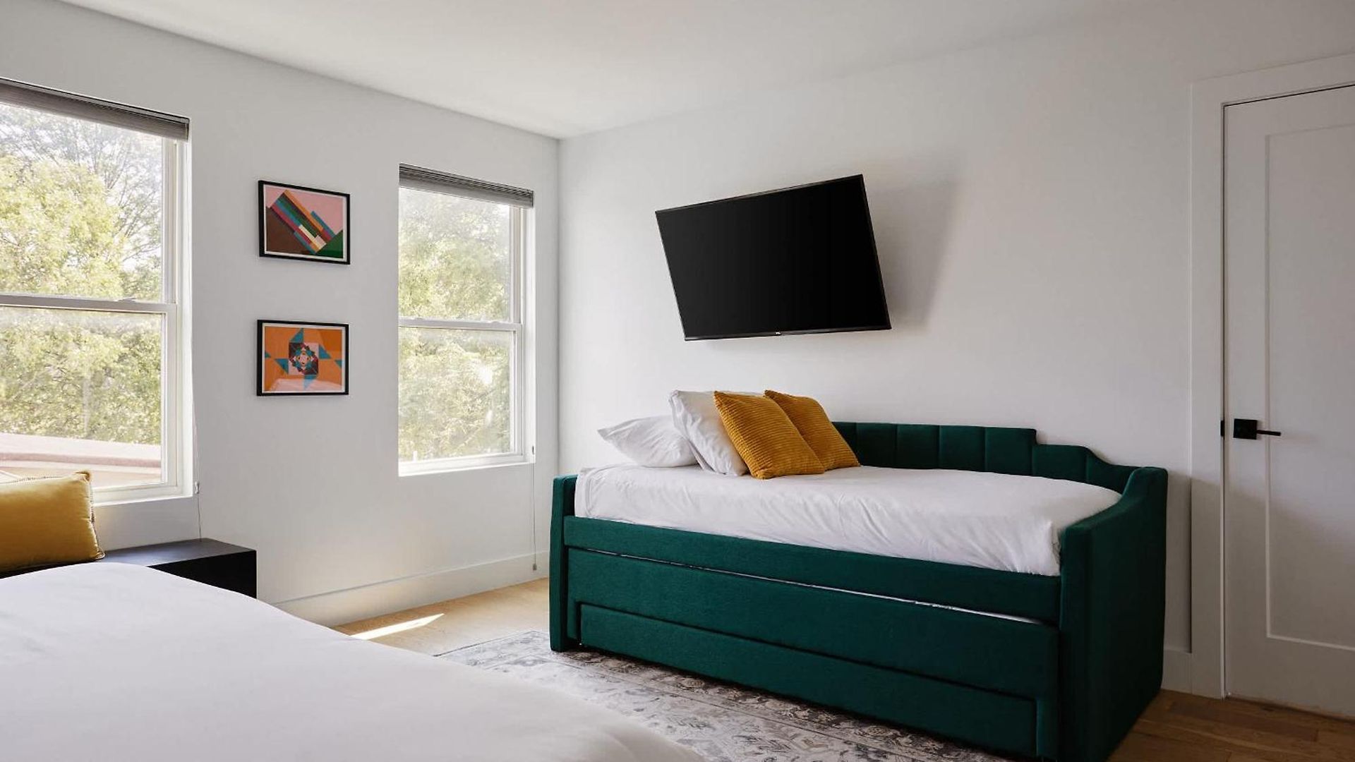 6 Bed With En Baths, Host Up To 20, Rooftops, Parking, Gourmet Kitchens, Cozy Living Spaces, Skyline Views & Fire Table, Near Downtown, Distilleries & Marathon Village, High-speed Wi-fi, 24hr Hospitality Holiday home Nashville