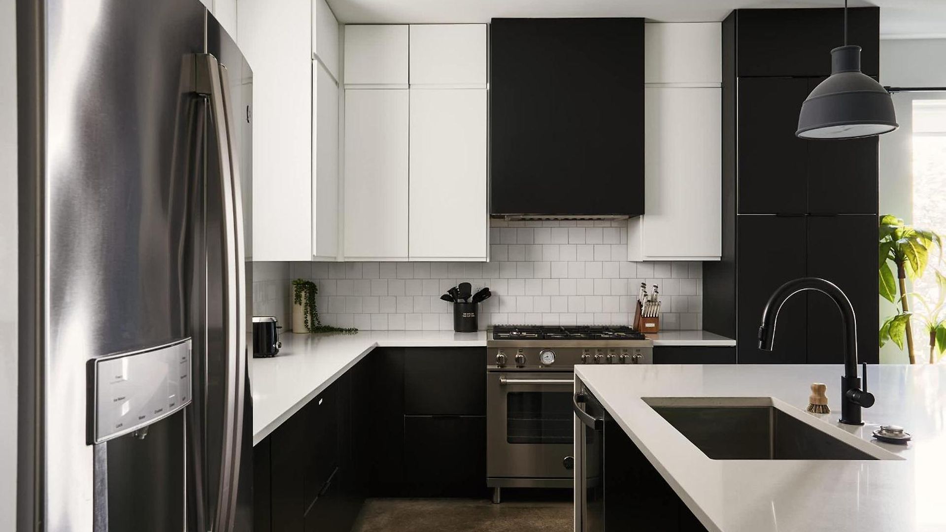 6 Bed With En Baths, Host Up To 20, Rooftops, Parking, Gourmet Kitchens, Cozy Living Spaces, Skyline Views & Fire Table, Near Downtown, Distilleries & Marathon Village, High-speed Wi-fi, 24hr Hospitality *
