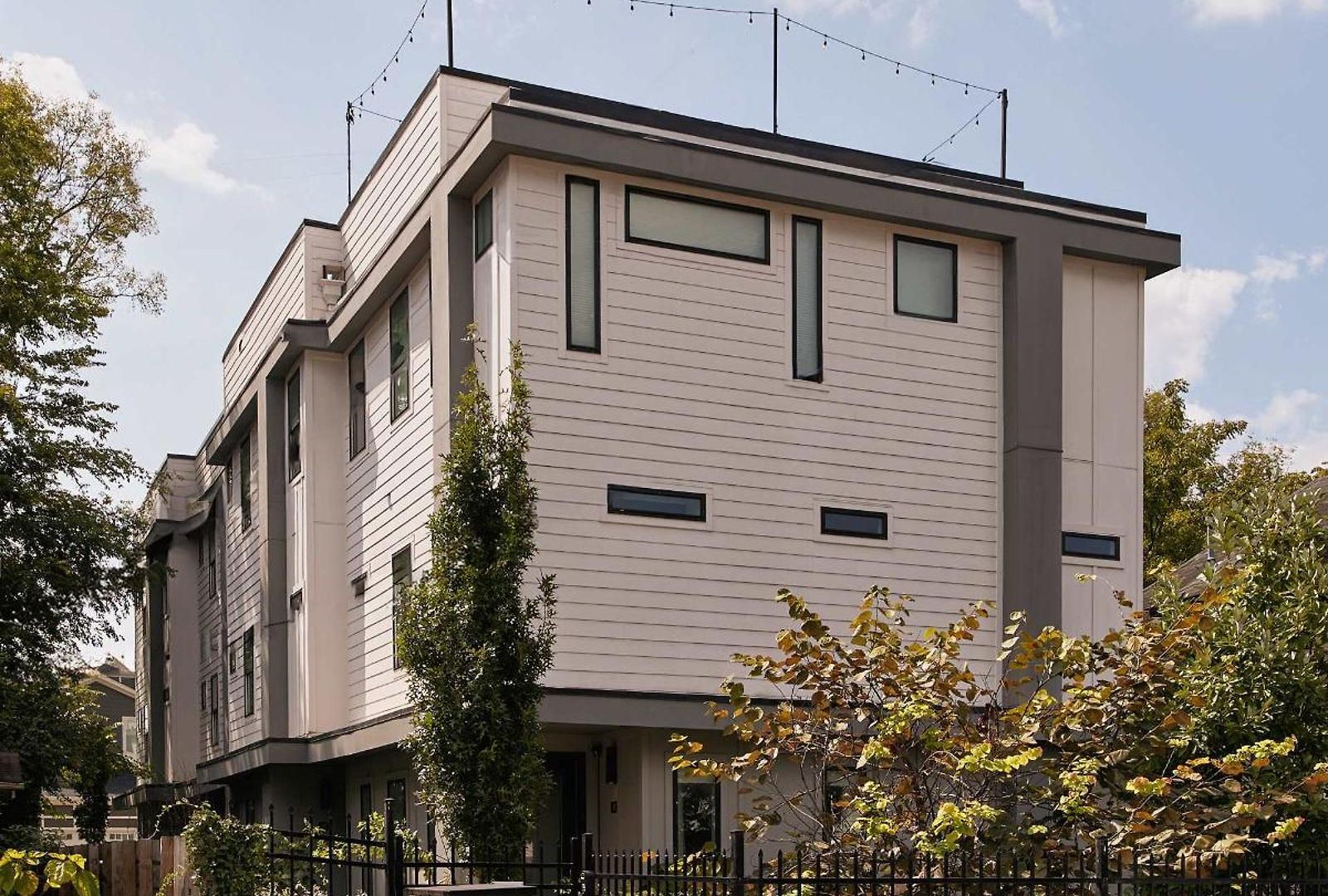 Holiday home 6 Bed With En Baths, Host Up To 20, Rooftops, Parking, Gourmet Kitchens, Cozy Living Spaces, Skyline Views & Fire Table, Near Downtown, Distilleries & Marathon Village, High-speed Wi-fi, 24hr Hospitality
